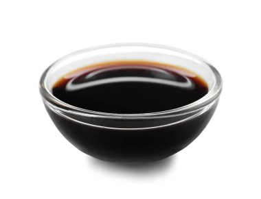 Beyaz üzerinde izole lezzetli soya sosu kase
