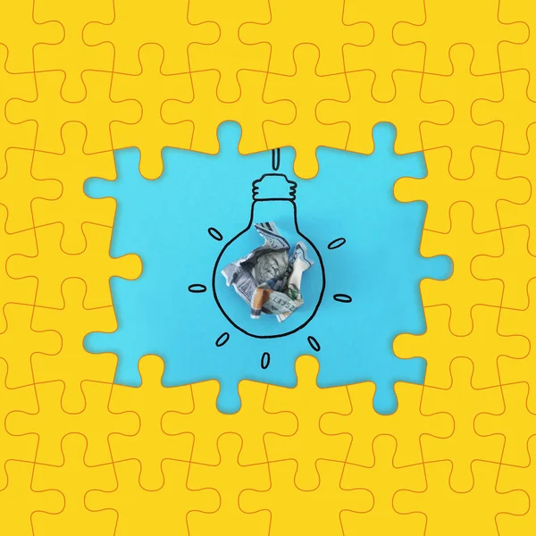 Heller Rahmen aus Puzzles und Komposition mit zerknülltem Geld als Glühbirne auf farbigem Hintergrund, Draufsicht — Stockfoto