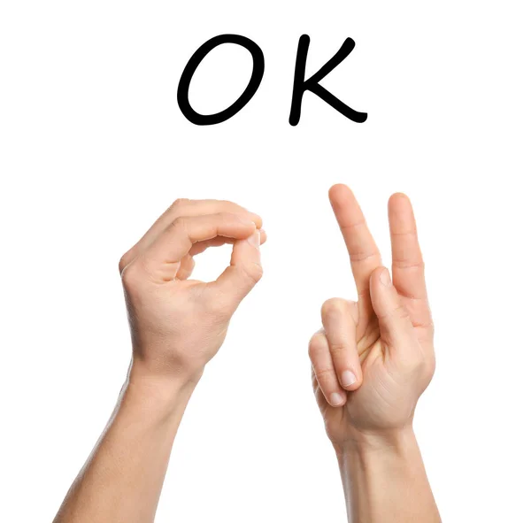 Hombre mostrando palabra OK sobre fondo blanco, primer plano. Lengua de signos — Foto de Stock