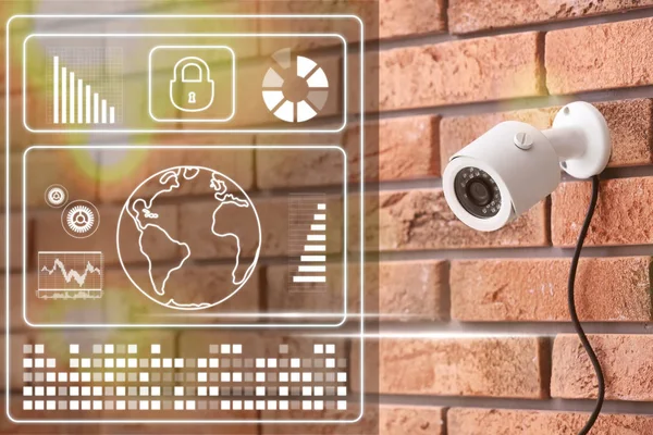 Moderne Sicherheits-Videokamera auf Ziegelwand und virtuelle Symbole — Stockfoto
