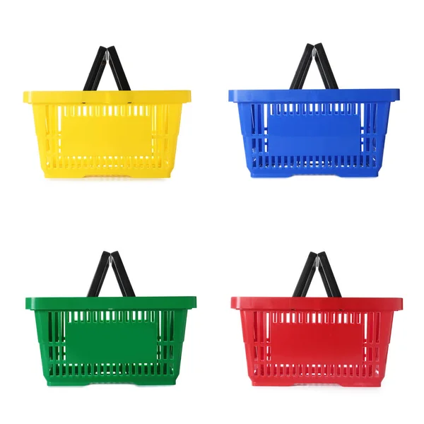 Набор пластиковых корзин для покупок на белом фоне — стоковое фото