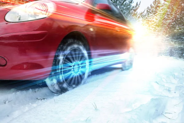 Carro moderno na estrada de campo nevado, close-up. Design com efeitos de luz — Fotografia de Stock