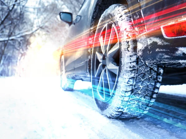 Karlı ülke yolu üzerinde modern araba, closeup. Işık efektleri ile tasarım — Stok fotoğraf
