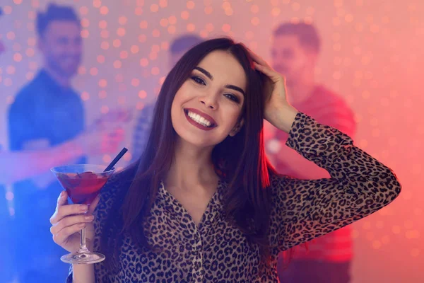 Piękna młoda kobieta z kieliszką martini koktajl w barze — Zdjęcie stockowe