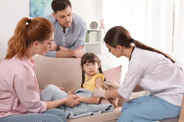 Medico di famiglia vaccinare il bambino a casa — Foto Stock