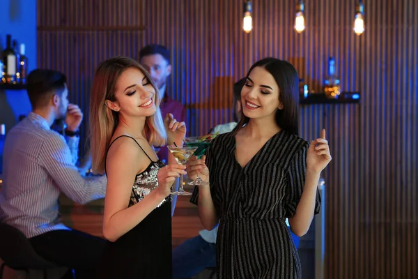 美丽的年轻女子与马提尼鸡尾酒在酒吧 — 图库照片