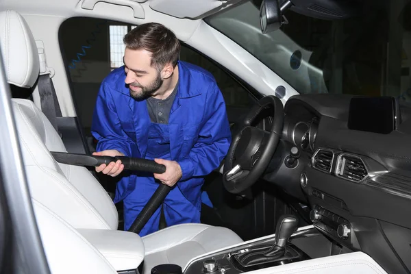 Trabalhador aspirando assento de automóvel, vista de dentro. Serviço de lavagem de carro — Fotografia de Stock