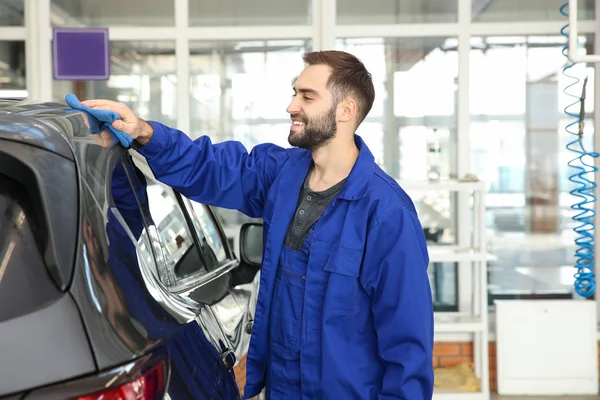 Trabajador de limpieza de automóviles con trapo en el lavado de coches — Foto de Stock