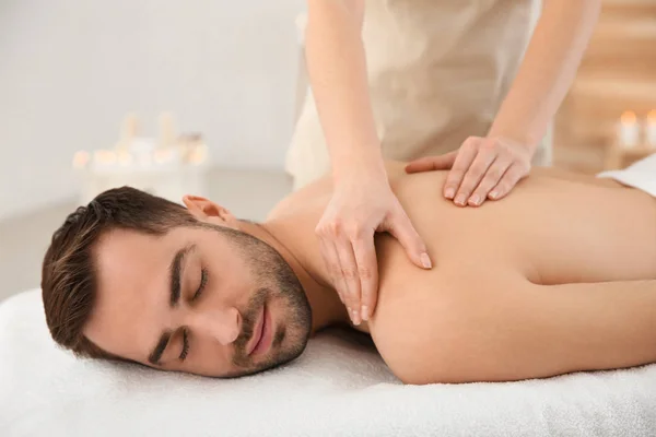 Schöner Mann erhält Rückenmassage im Wellness-Salon — Stockfoto