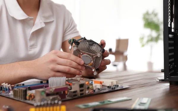 Técnico masculino que repara la computadora en la tabla adentro, primer plano —  Fotos de Stock