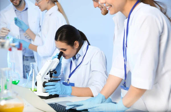 Grupo de científicos que trabajan en el laboratorio de química moderna —  Fotos de Stock