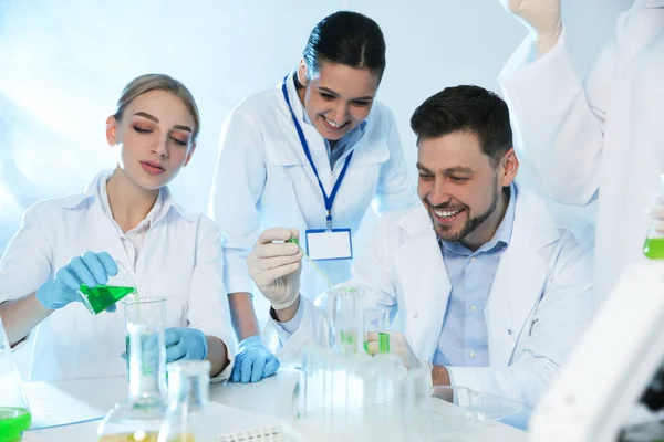 Groep wetenschappers werkzaam in het moderne chemie laboratorium — Stockfoto
