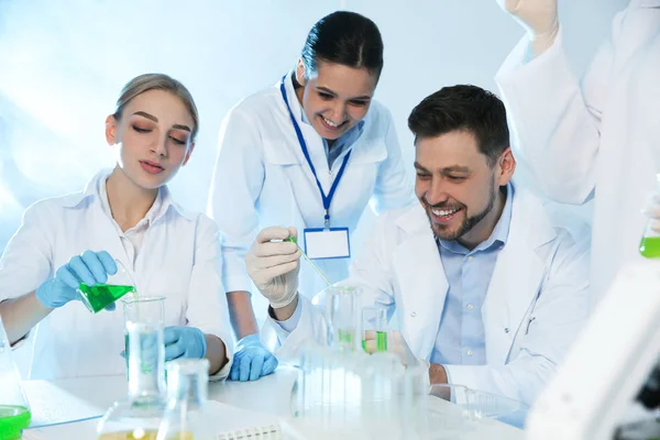 Grupo de cientistas que trabalham em laboratório de química moderna — Fotografia de Stock