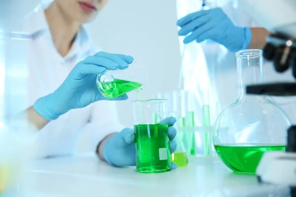 Científicos trabajando con la muestra en el laboratorio de química moderna, primer plano — Foto de Stock