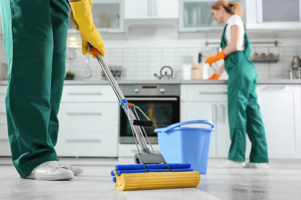 Equipo de servicio de limpieza en el trabajo en cocina, primer plano — Foto de Stock