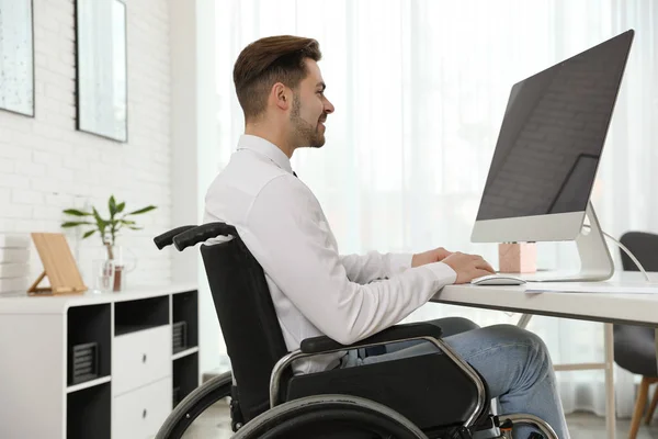 Porträt eines Mannes im Rollstuhl am Arbeitsplatz. Raum für Text — Stockfoto
