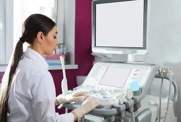 Sonographer met behulp van moderne ultrasone machine in de kliniek — Stockfoto