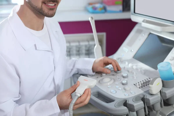 Sonograf wykorzystający nowoczesną maszynę ultradźwiękową w klinice, zbliżenie — Zdjęcie stockowe