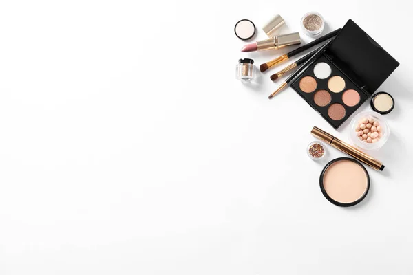 Olika lyxiga makeup produkter på vit bakgrund, ovanifrån — Stockfoto