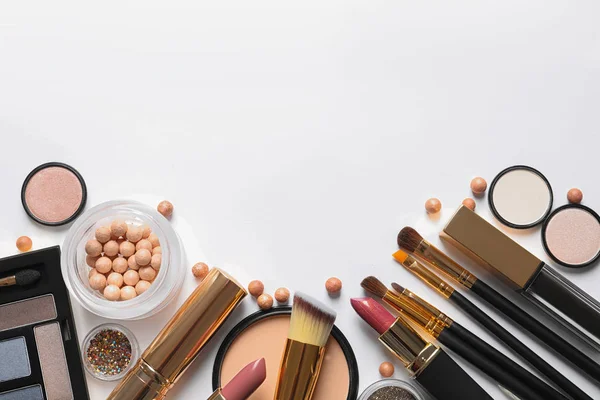 Verschillende luxe make-up producten op witte achtergrond, bovenaanzicht — Stockfoto