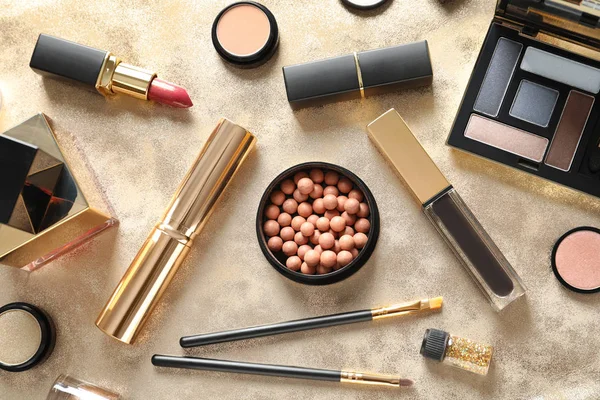 Różne luksusowe produkty do makijażu na złotym tle, płaski lay — Zdjęcie stockowe