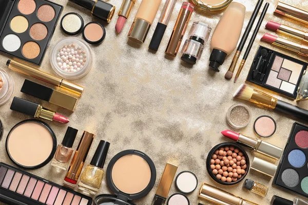 Ram gjord av olika lyxiga Makeup produkter på guld bakgrund, platt låg. Utrymme för text — Stockfoto
