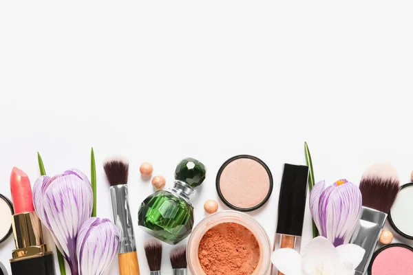 Olika Makeup-produkter och blommor på vit bakgrund, uppifrån — Stockfoto