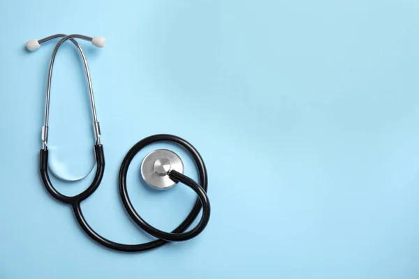 Stethoskop mit Platz für Text auf farbigem Hintergrund, Draufsicht. medizinisches Werkzeug — Stockfoto