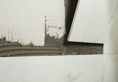 Duvar, çekim üzerine seramik döşeme yükleme. Metin alanı