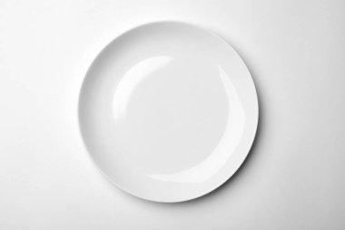 Beyaz arka planda temiz boş plaka, üst görünüm