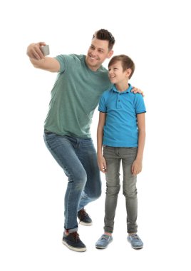 Baba ve oğlu beyaz arka plan üzerinde selfie alıyor