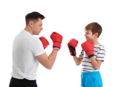 Baba ve oğlu beyaz arka planda boks eldiven ile