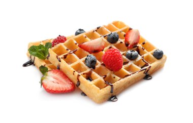 Beyaz arka planda çilek ve çikolata şurubu ile Yummy waffle