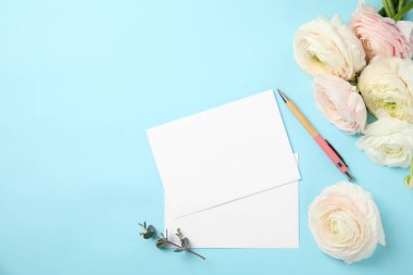Düz bahar Ranunculus çiçekler ve renk arka planda kartları ile kompozisyon yatıyordu. Metin alanı