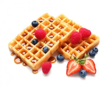 Beyaz arka planda çilek ve karamel şurubu ile Yummy waffle