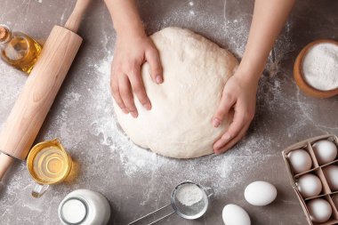 Kadın fırıncı mutfak masasında ekmek hamur hazırlama, üst görünüm