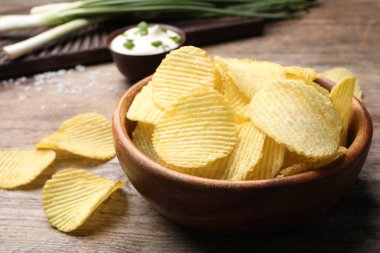 Masada kase lezzetli gevrek patates cips, metin için boşluk ile çekim