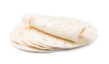 Beyaz arka planda mısır tortillası. Mayasız ekmek