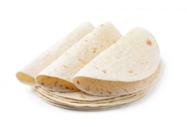 Beyaz arka planda mısır tortillası. Mayasız ekmek