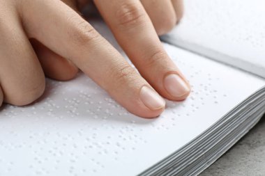 Braille yazılmış kör kişi okuma kitabı, closeup