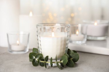 Masa üzerinde aromatik mum ve okaliptüs dalı yanma