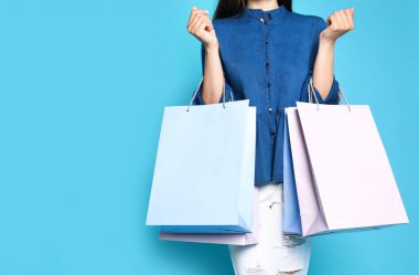 Renk arka plan, çekim karşı boş kağıt torbaları ile kadın. Metin alanı