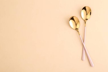 Renk arka plan üzerinde metin için temiz yemek kaşığı ve boşluk, düz yatıyordu