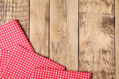 Ahşap arka planda damalı piknik peçeteler, üst görünüm. Metin alanı