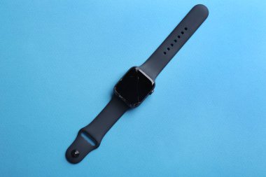 Renkli arka planda kırık akıllı saatin üst görünümü. Onarım hizmeti