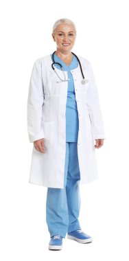 Beyaz üzerinde izole kadın doktor tam uzunlukta portre. Tıbbi personel