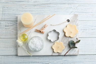 Ahşap arka planda el yapımı mumlar ile düz yatıyordu kompozisyon