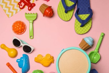 Daire renk arka plan üzerinde plaj oyuncakları ile kompozisyon yatıyordu. Metin alanı