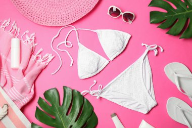 Renkli arka planda şık bikini ile düz yatıyordu kompozisyon