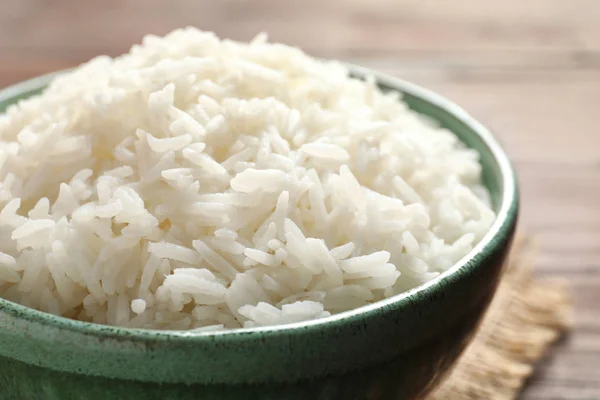 Tigela de arroz branco cozido saboroso na mesa, close-up — Fotografia de Stock